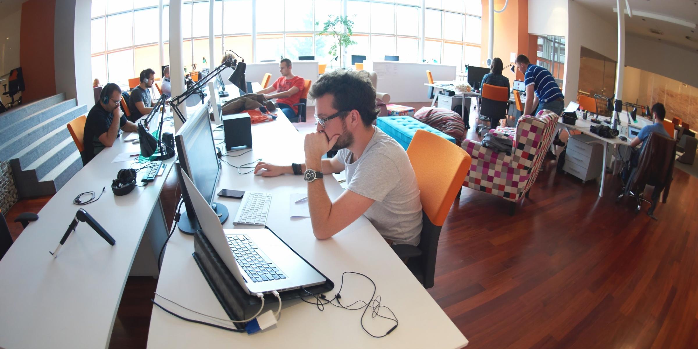 Estudiante revisando animación en pantalla